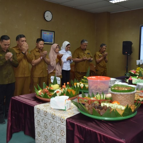 Momen Spesial: Kepala BPKAD Kukar Terima Ucapan Ulang Tahun dari ASN dan THL*